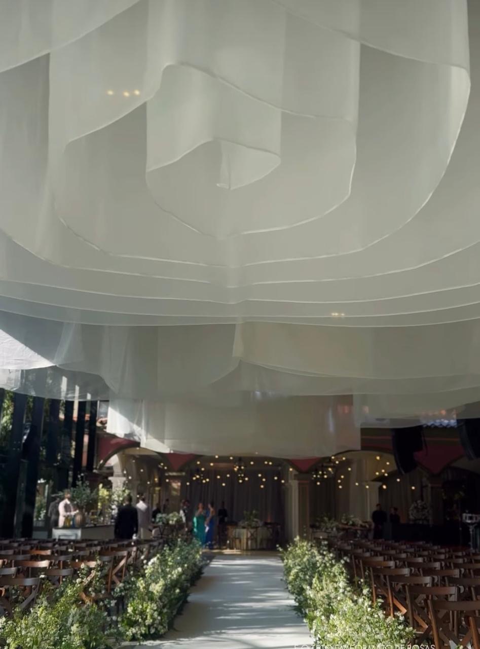Lustre cenográfico em tecido no formato de rosa